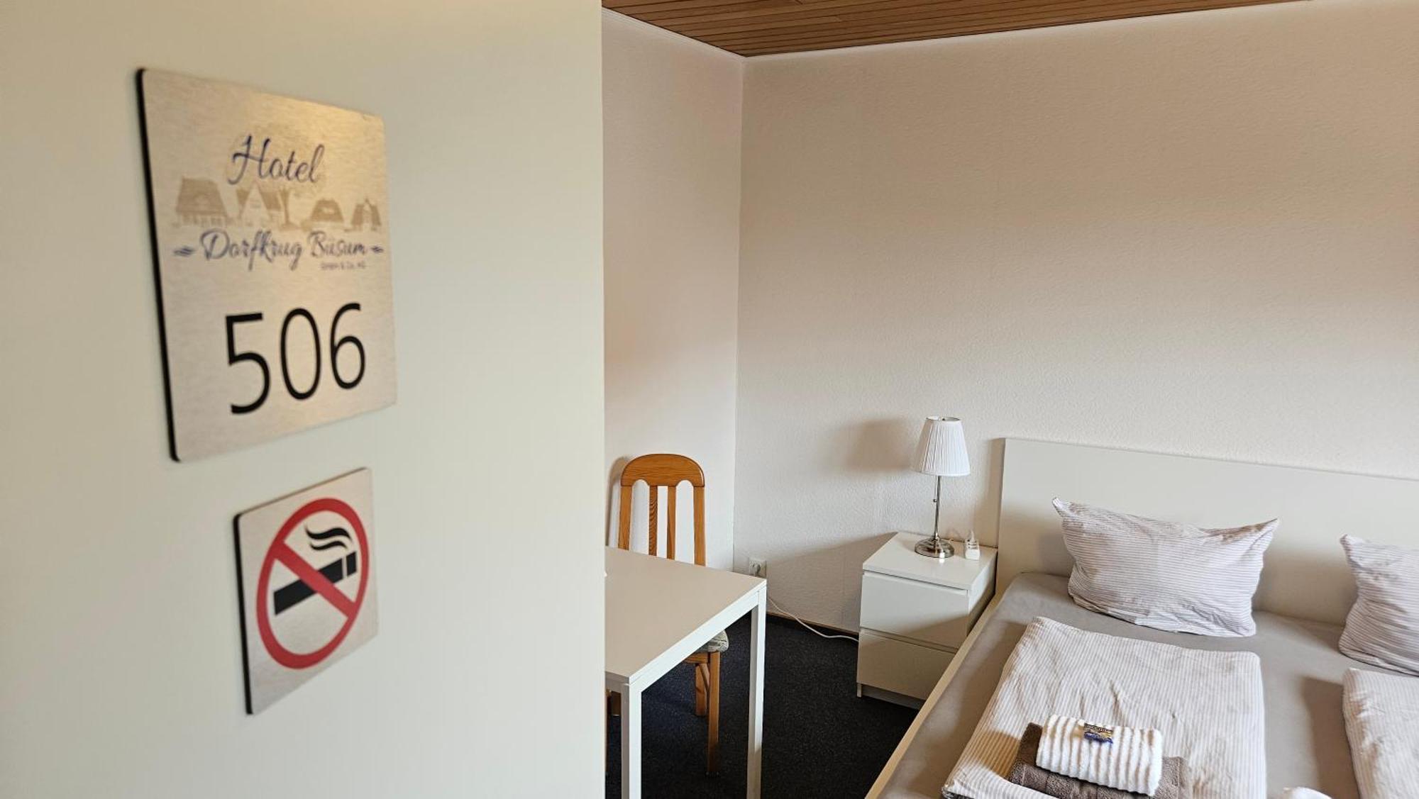 Hotel Dorfkrug Buesum - Guenstige Altbauzimmer Am Oland Bagian luar foto