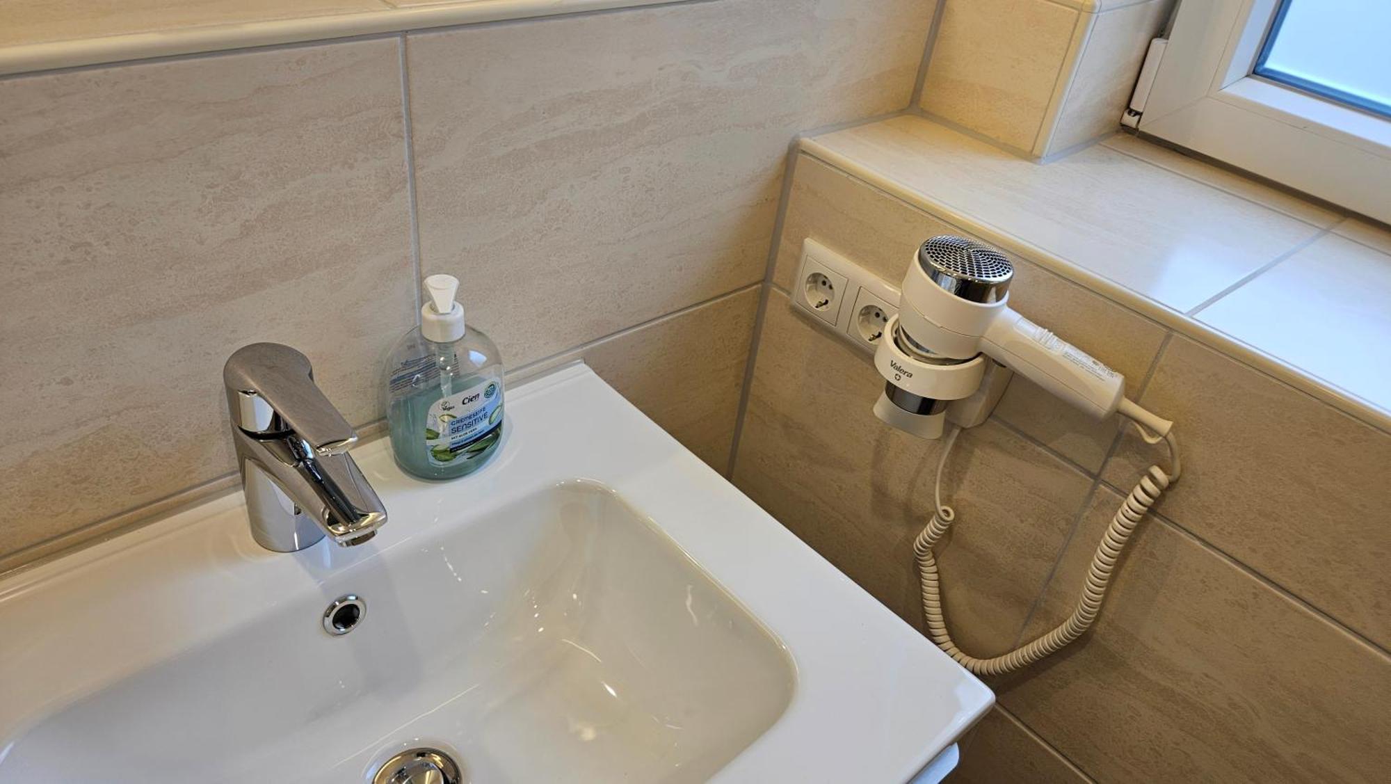 Hotel Dorfkrug Buesum - Guenstige Altbauzimmer Am Oland Bagian luar foto