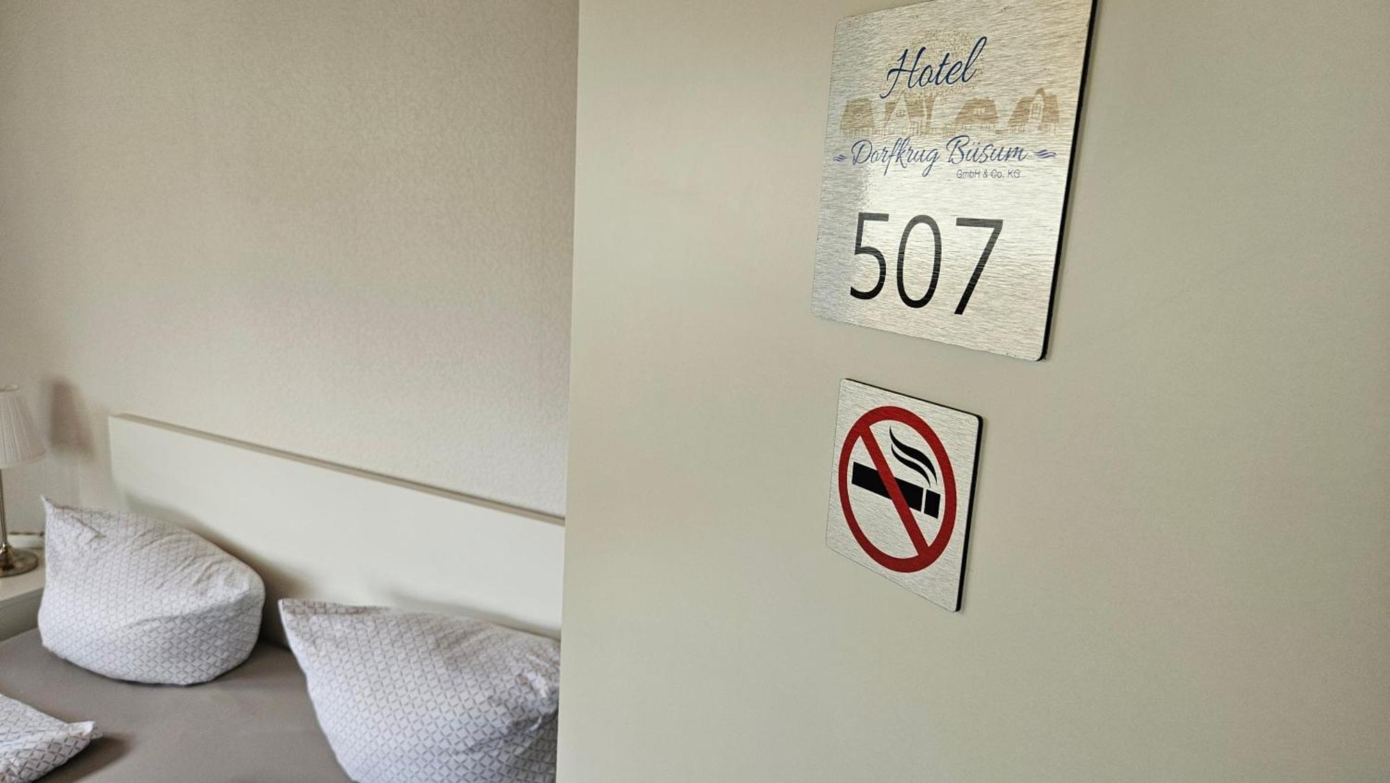 Hotel Dorfkrug Buesum - Guenstige Altbauzimmer Am Oland Ruang foto