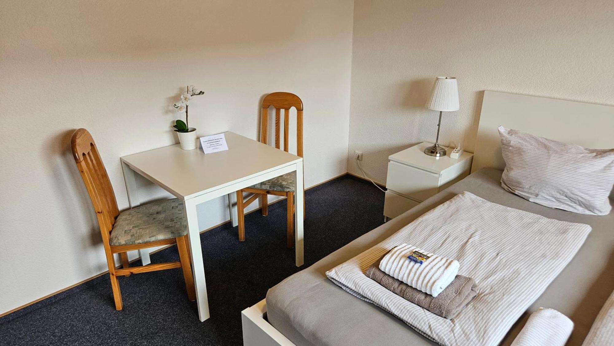 Hotel Dorfkrug Buesum - Guenstige Altbauzimmer Am Oland Ruang foto
